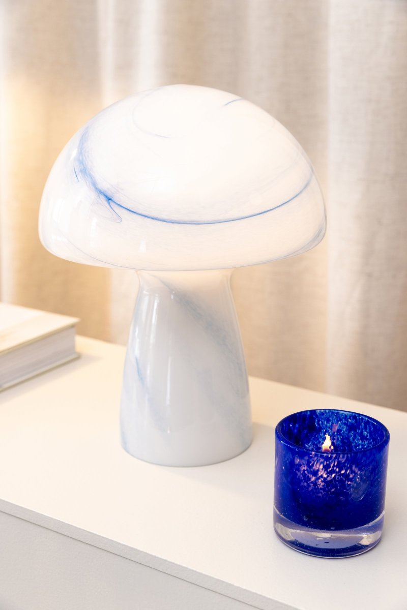 Fungo Swirl 30cm Blå bordlampe Fra Globen Lighting - Hver lampe er mundblæst og unik, hvilket betyder, at der forekommer variationer i farve, glastykkelse og mønster.