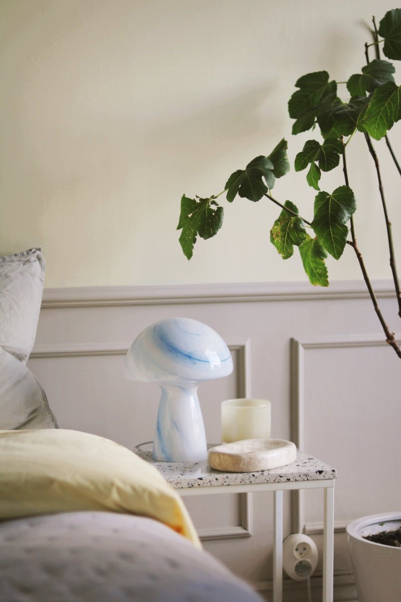 Fungo Swirl 30cm Blå bordlampe Fra Globen Lighting - Hver lampe er mundblæst og unik, hvilket betyder, at der forekommer variationer i farve, glastykkelse og mønster.