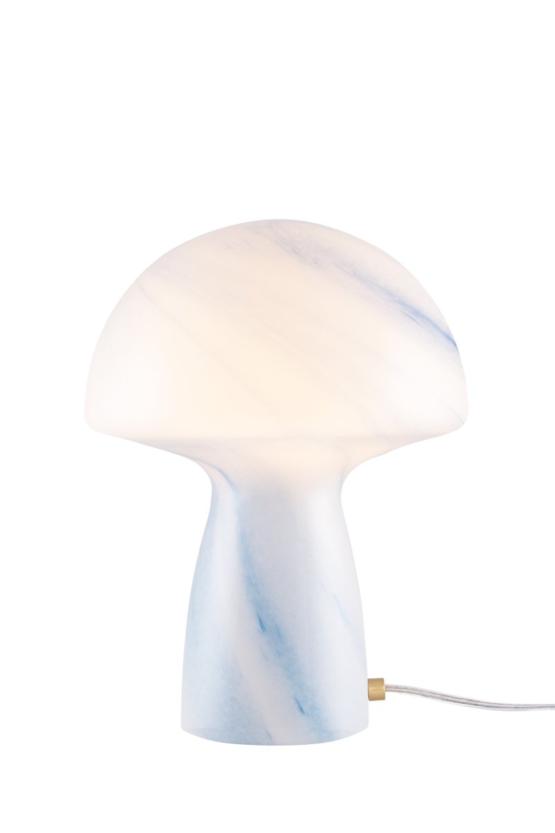 Fungo Swirl 30cm Blå bordlampe Fra Globen Lighting - Hver lampe er mundblæst og unik, hvilket betyder, at der forekommer variationer i farve, glastykkelse og mønster.