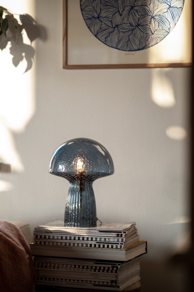 Fungo 30cm Blå bordlampe Fra Globen Lighting - Hver lampe er mundbl&aelig;st og unik, hvilket betyder, at der forekommer variationer i farve, glastykkelse og antal bobler.