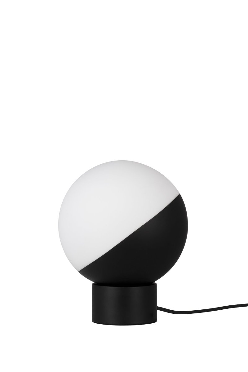 Contur 24cm Sort bordlampe Fra Globen Lighting - Contur bordlampen er en grafisk, dekorativ lampe, der passer perfekt ind i et moderne milj&oslash; eller til dem, der &oslash;nsker en moderne kontrast.