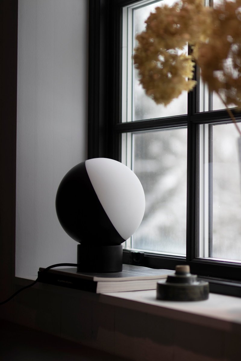 Contur 24cm Sort bordlampe Fra Globen Lighting - Contur bordlampen er en grafisk, dekorativ lampe, der passer perfekt ind i et moderne milj&oslash; eller til dem, der &oslash;nsker en moderne kontrast.