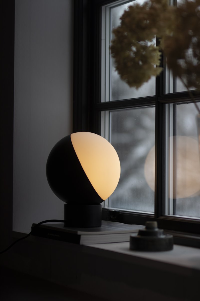 Contur 24cm Sort bordlampe Fra Globen Lighting - Contur bordlampen er en grafisk, dekorativ lampe, der passer perfekt ind i et moderne milj&oslash; eller til dem, der &oslash;nsker en moderne kontrast.