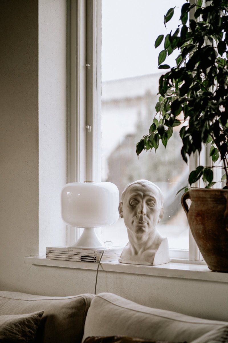 Bullen 25cm Hvid bordlampe Fra Globen Lighting - Lampen er retro-inspireret og det hvide glas er mundbl&aelig;st og h&aring;ndmalet, hvilket betyder at der kan forekomme nogle variationer.