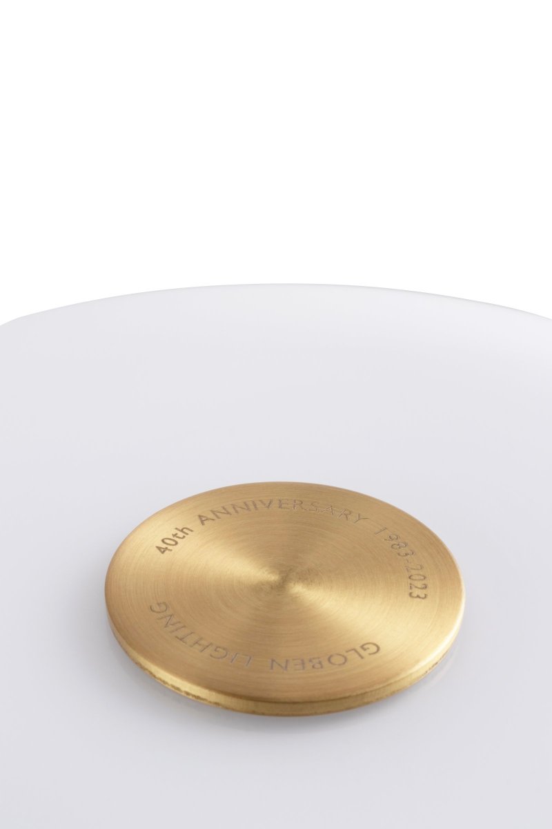 Bullen 25cm Hvid bordlampe Fra Globen Lighting - Lampen er retro-inspireret og det hvide glas er mundbl&aelig;st og h&aring;ndmalet, hvilket betyder at der kan forekomme nogle variationer.