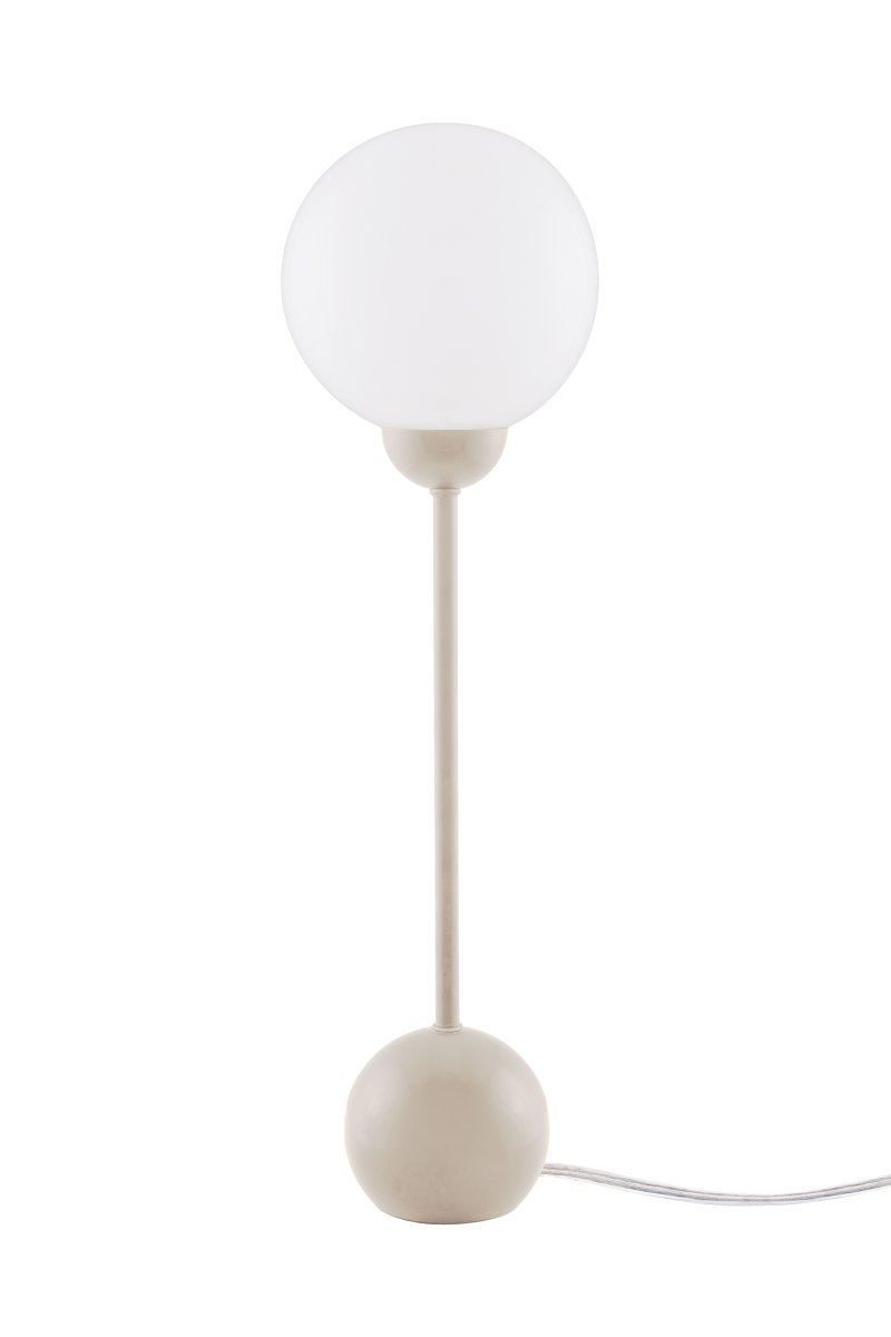 Ripley 52cm Beige bordlampe Fra Globen Lighting - Den slanke form og de afrundede detaljer giver lampen et moderne og legende udtryk, mens glasskærmen spreder et blødt og behageligt lys.
