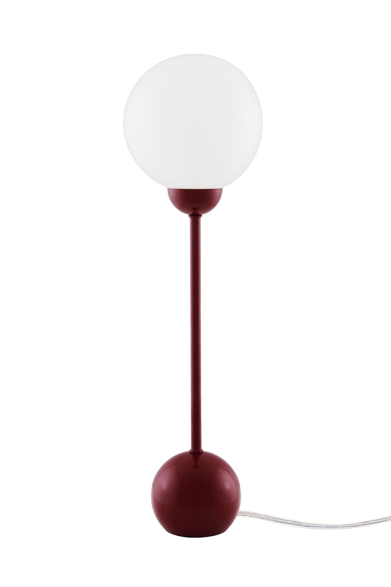 Ripley 52cm Bourgogne bordlampe Fra Globen Lighting - Den slanke form og de afrundede detaljer giver lampen et moderne og legende udtryk, mens glasskærmen spreder et blødt og behageligt lys.