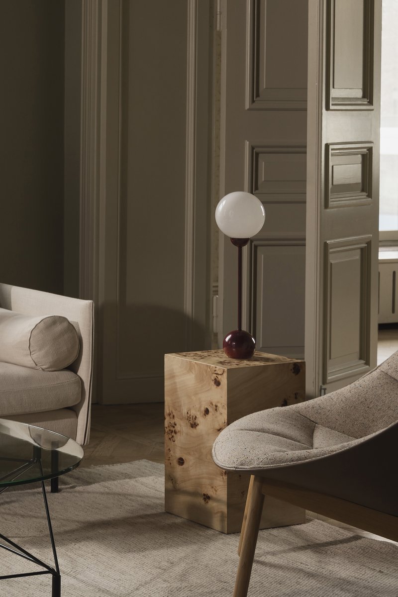Ripley 52cm Bourgogne bordlampe Fra Globen Lighting - Den slanke form og de afrundede detaljer giver lampen et moderne og legende udtryk, mens glasskærmen spreder et blødt og behageligt lys.