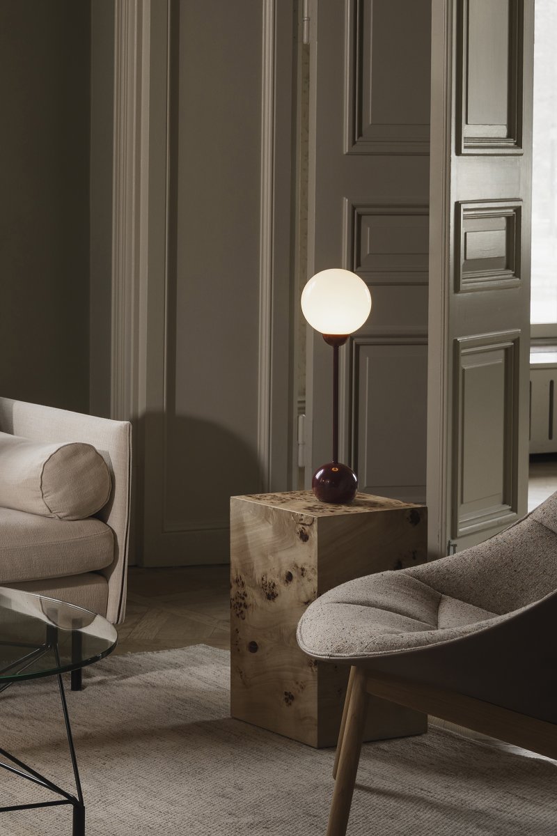 Ripley 52cm Bourgogne bordlampe Fra Globen Lighting - Den slanke form og de afrundede detaljer giver lampen et moderne og legende udtryk, mens glasskærmen spreder et blødt og behageligt lys.