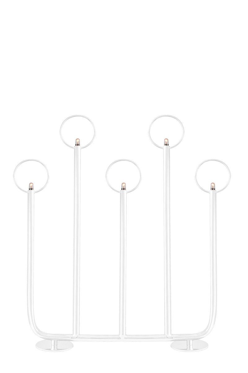 Natale Hvid Fra Globen Lighting - Lampen er lavet af hvidt pulverlakeret metal og leveres komplet med lyskilder, et 200 cm langt sort kabel med sort kontakt, transformer og stik.