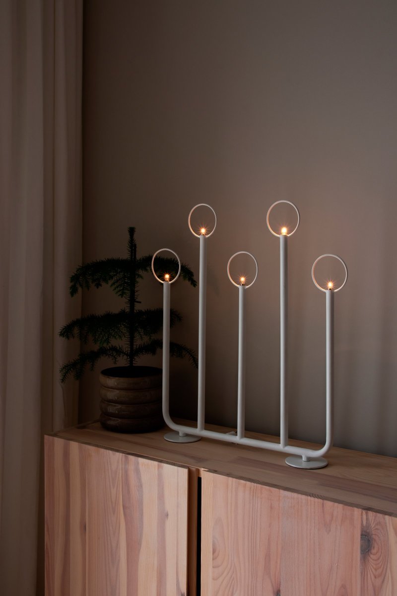 Natale Hvid Fra Globen Lighting - Lampen er lavet af hvidt pulverlakeret metal og leveres komplet med lyskilder, et 200 cm langt sort kabel med sort kontakt, transformer og stik.