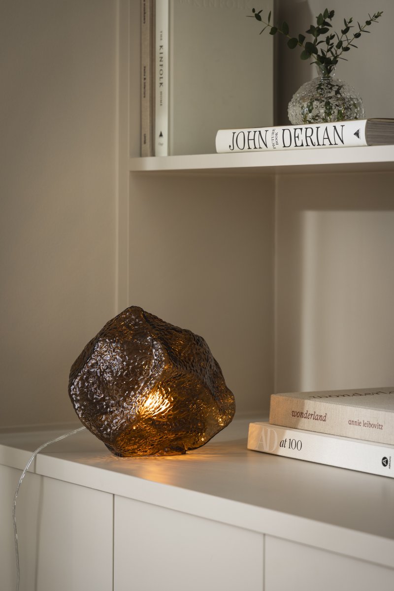Valerie 22cm Brun bordlampe Fra Globen Lighting - Det mundblæste glas med sin strukturerede overflade fanger lyset og skaber et levende lysspil.