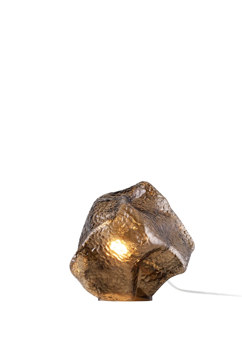 Valerie 22cm Brun bordlampe Fra Globen Lighting - Det mundblæste glas med sin strukturerede overflade fanger lyset og skaber et levende lysspil.