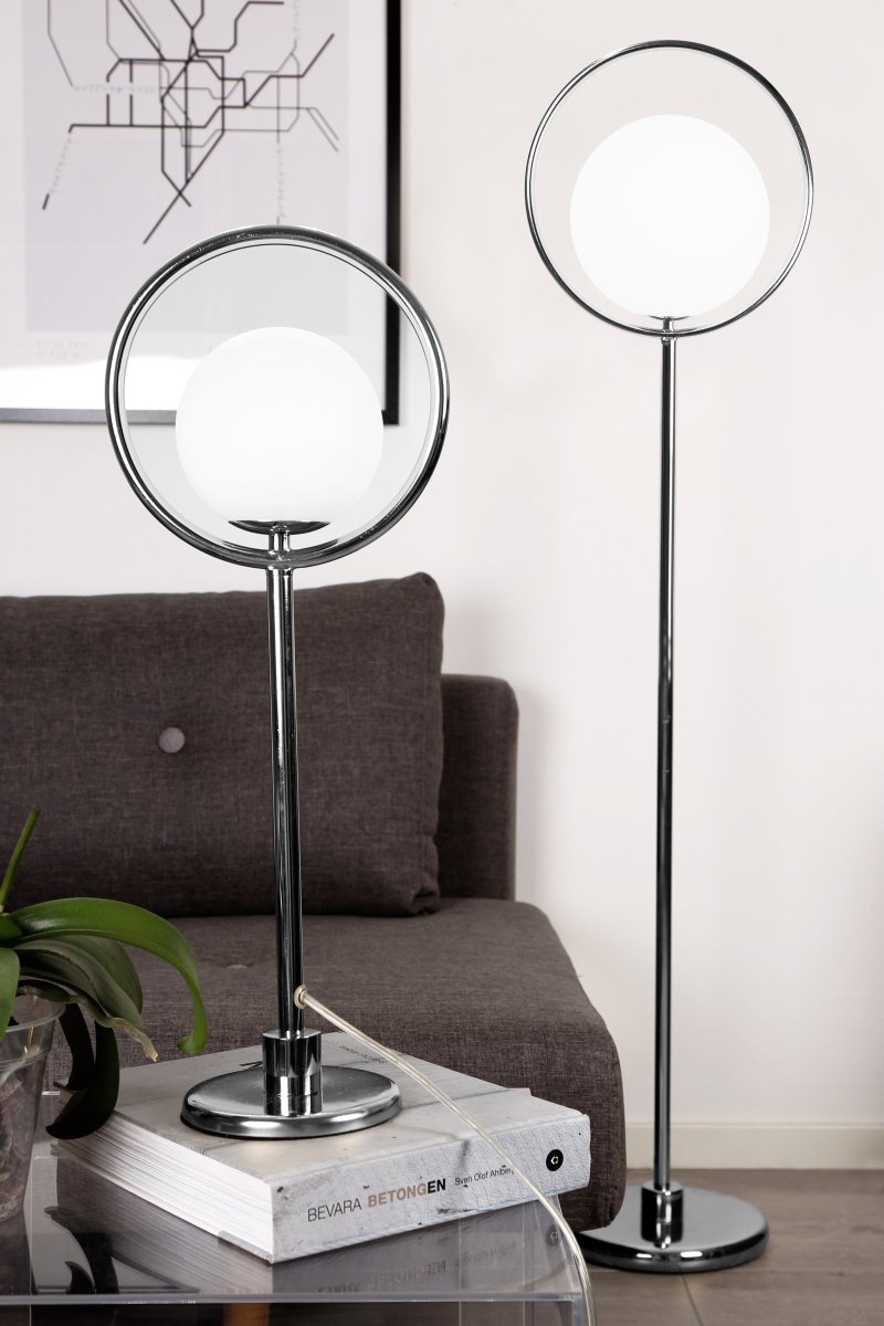 Saint 52cm Chrom bordlampe Fra Globen Lighting - Kromringen med den flydende hvide glaskugle indeni.