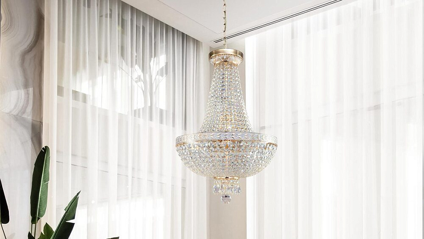 Bella Ø40 Guld krystal Fra Maytoni - Bella er en elegant og majest&aelig;tisk metallysekrone med en sofistikeret guldfinish.
