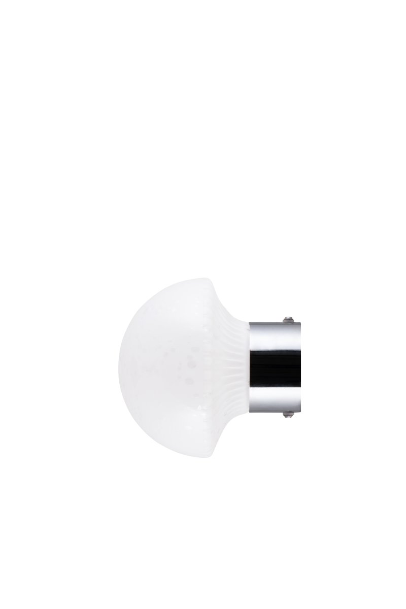 Fungo Ø16 Hvid/krom badeværelseslampe Fra Globen Lighting - Fungo er IP44-klassificeret, hvilket gør den ideel til brug i både køkkener og badeværelser.
