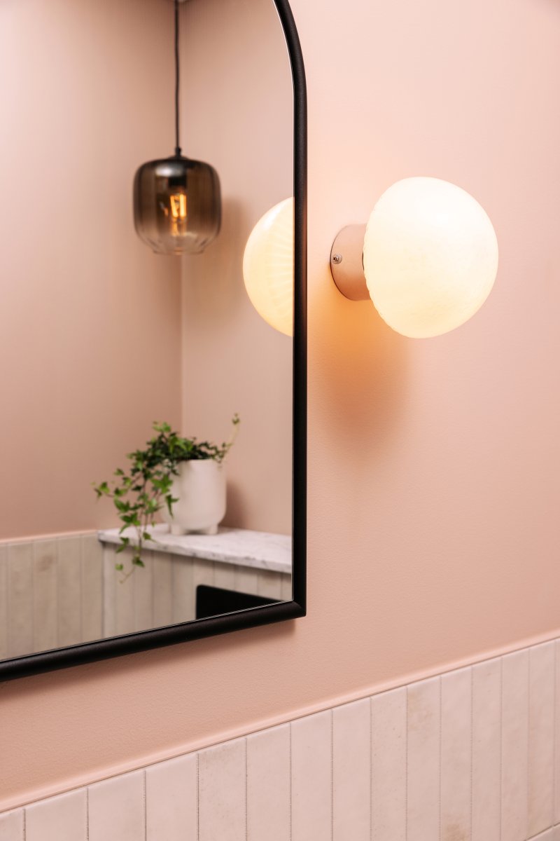 Fungo Ø16 Hvid/krom badeværelseslampe Fra Globen Lighting - Fungo er IP44-klassificeret, hvilket gør den ideel til brug i både køkkener og badeværelser.
