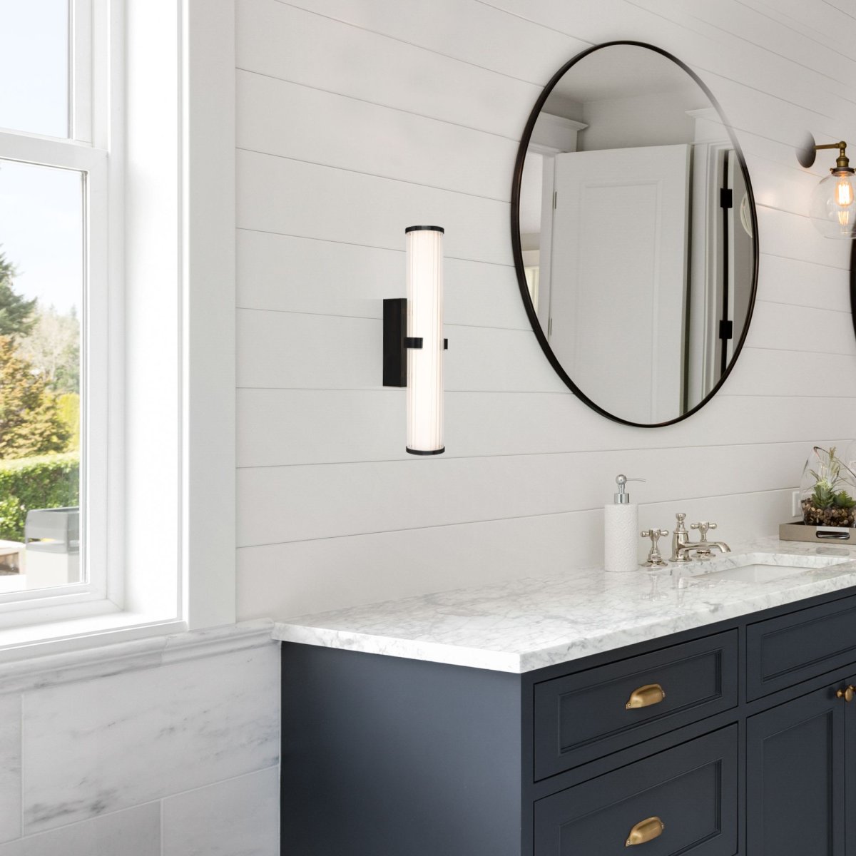 Clamp 43cm Sort badeværelseslampe Fra Searchlight - Den sorte finish giver en elegant kontrast og gør, at lampen falder perfekt ind i både moderne og klassiske miljøer.