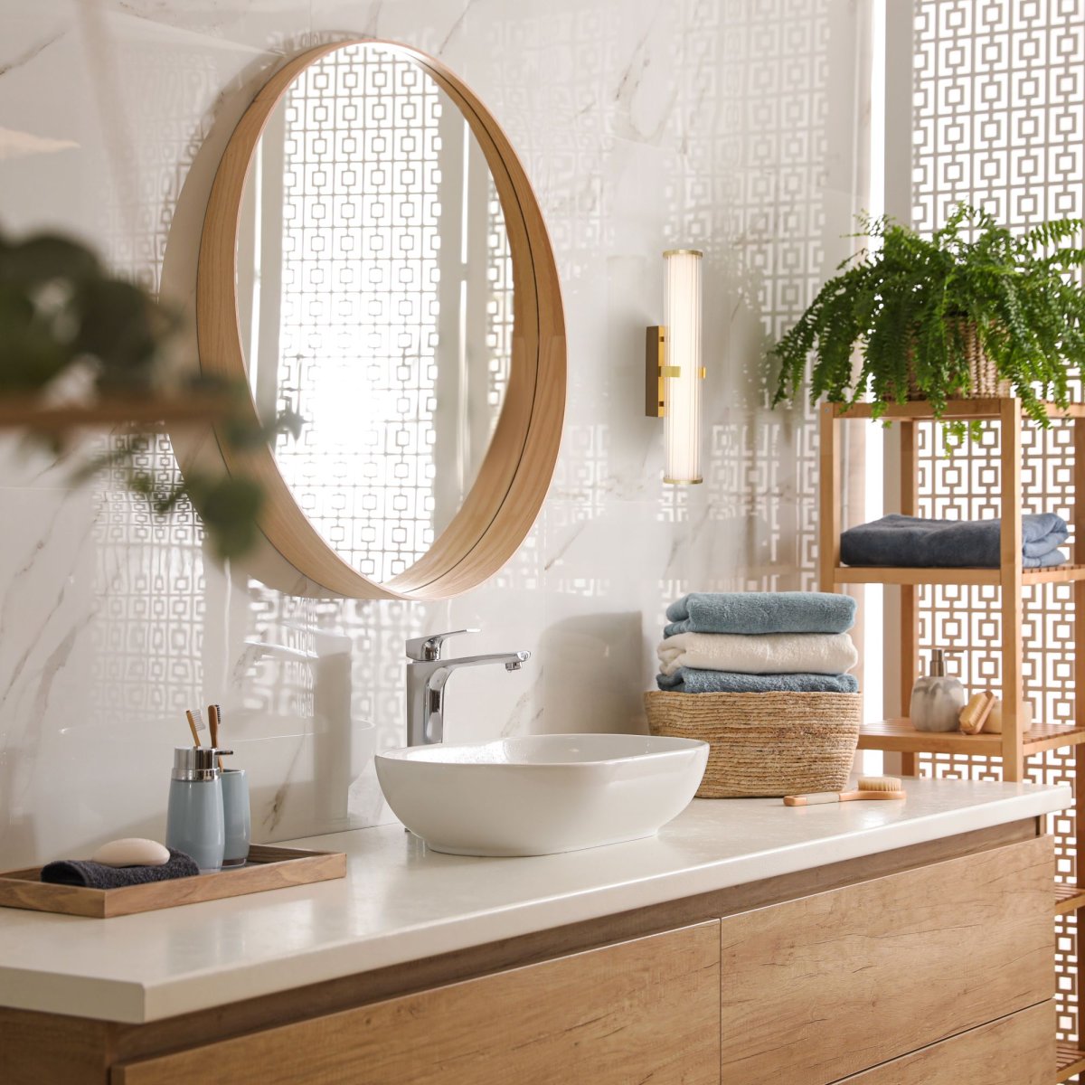 Clamp 43cm Guld badeværelseslampe Fra Searchlight - En kombination af funktion og design er denne lampe ideel til at skabe et afslappende og elegant miljø.