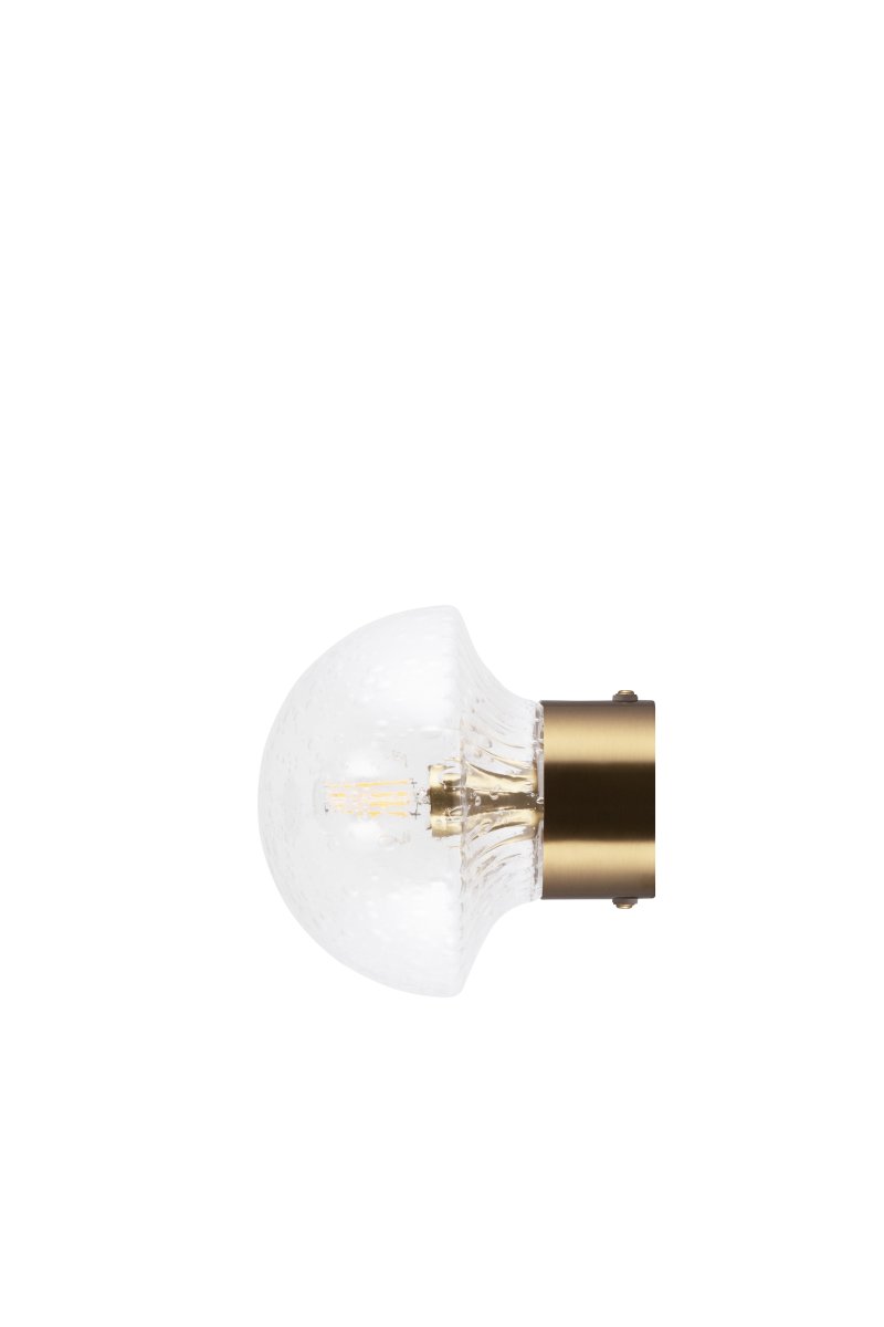 Fungo Ø16 Transparent/børstet messing badeværelseslampe Fra Globen Lighting - Fungo er IP44-klassificeret, hvilket gør den ideel til brug i både køkkener og badeværelser.