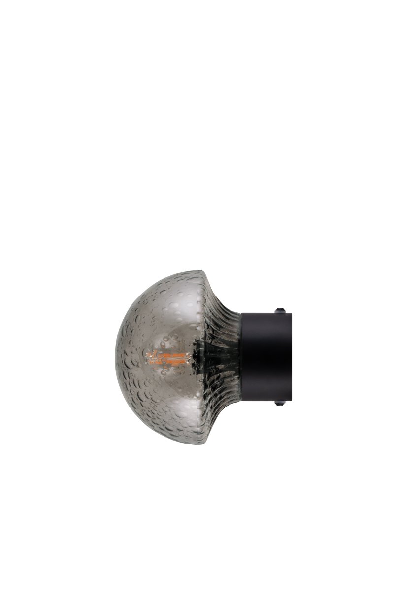 Fungo Ø16 Røg/sort badeværelseslampe Fra Globen Lighting - Fungo er IP44-klassificeret, hvilket gør den ideel til brug i både køkkener og badeværelser.