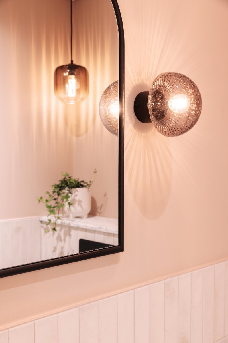 Fungo Ø16 Røg/sort badeværelseslampe Fra Globen Lighting - Fungo er IP44-klassificeret, hvilket gør den ideel til brug i både køkkener og badeværelser.