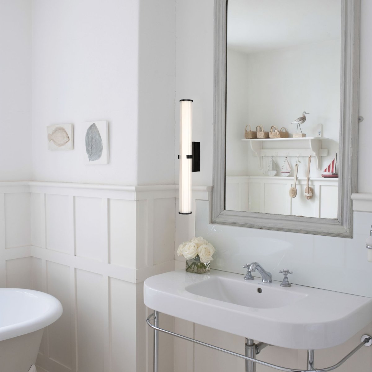 Clamp 63cm Sort badeværelseslampe Fra Searchlight - Den sorte finish giver en elegant kontrast og g&oslash;r, at lampen falder perfekt ind i b&aring;de moderne og klassiske milj&oslash;er.