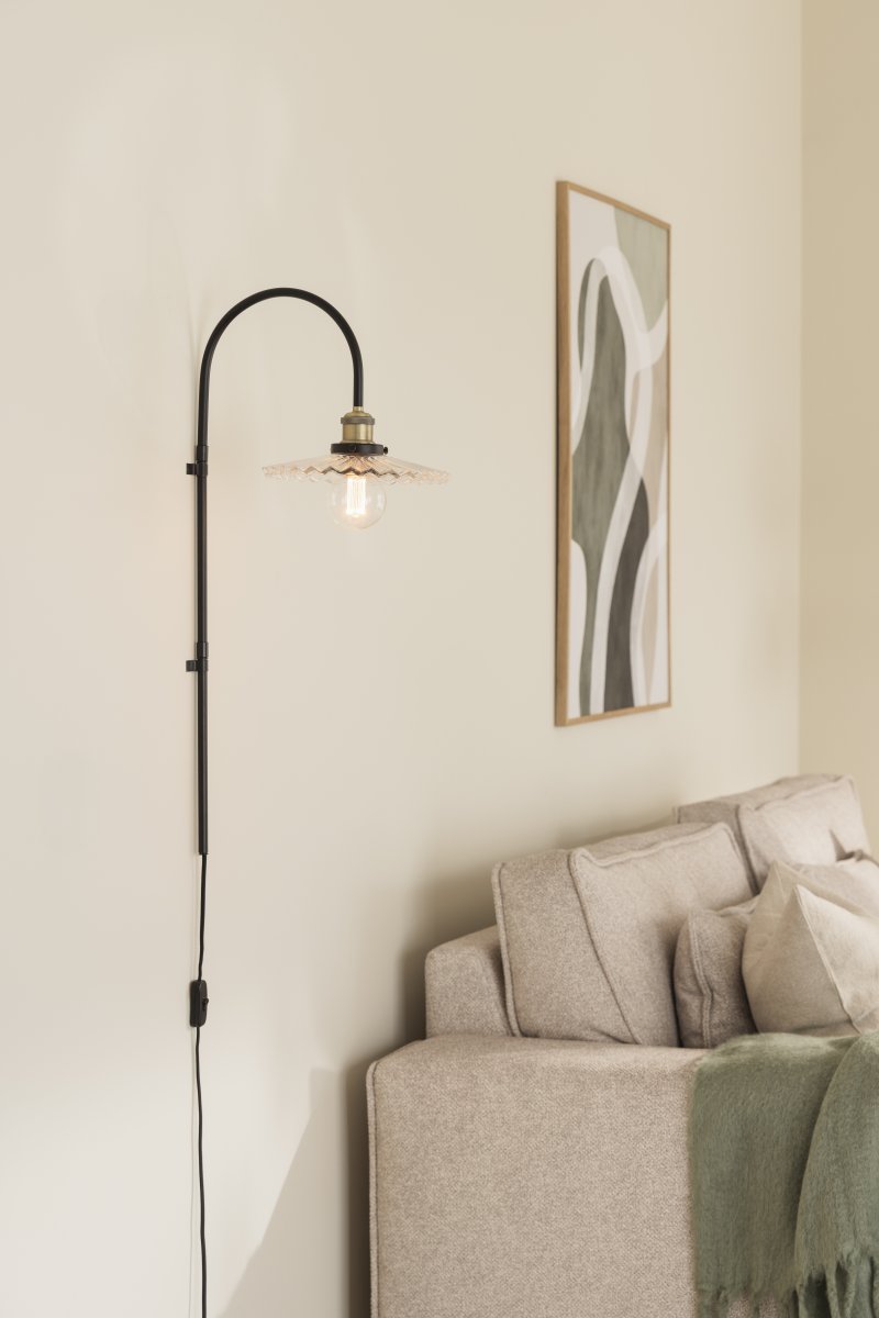 Cobbler 38cm Gennemsigtig/sort væglampe Fra Globen Lighting - Vægbeslaget har to metalbeslag og medfølgende skruer til montering på væggen, og hele lampen er justerbar i sideretningen.