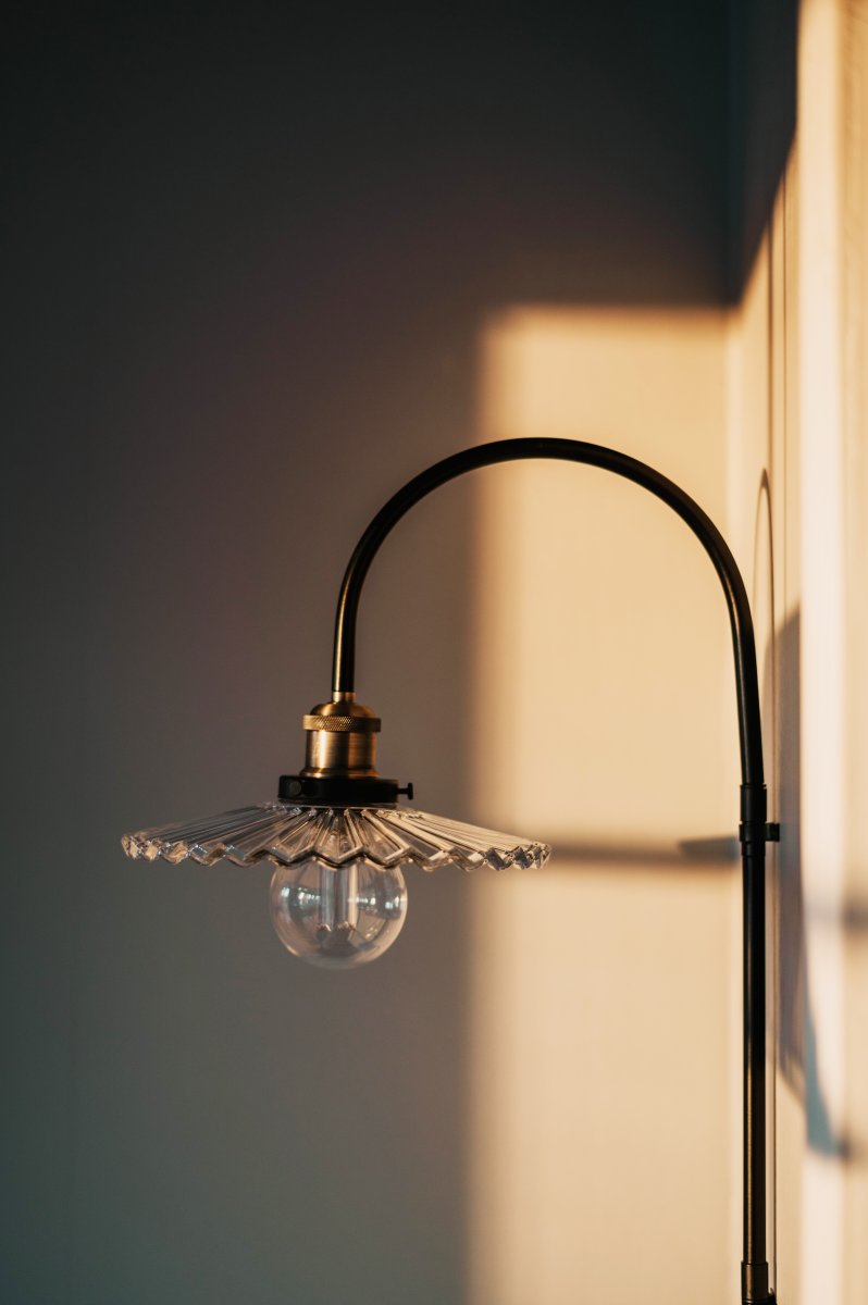 Cobbler 38cm Gennemsigtig/sort væglampe Fra Globen Lighting - Vægbeslaget har to metalbeslag og medfølgende skruer til montering på væggen, og hele lampen er justerbar i sideretningen.