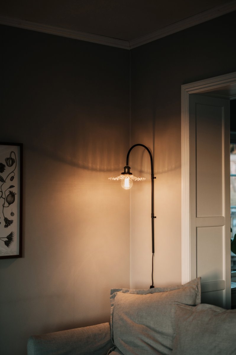 Cobbler 38cm Gennemsigtig/sort væglampe Fra Globen Lighting - Vægbeslaget har to metalbeslag og medfølgende skruer til montering på væggen, og hele lampen er justerbar i sideretningen.