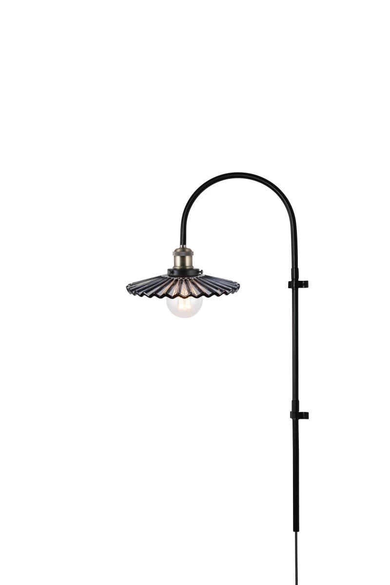 Cobbler 38cm Røg/sort væglampe Fra Globen Lighting - Vægbeslaget har to metalbeslag og medfølgende skruer til montering på væggen, og hele lampen er justerbar i sideretningen.