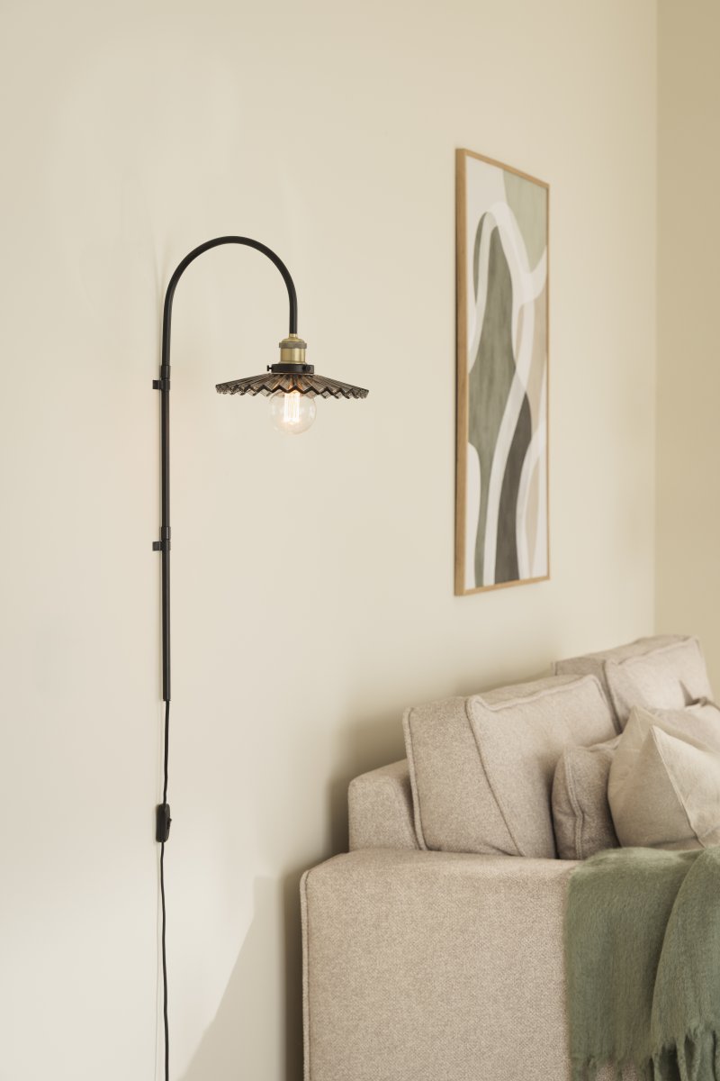 Cobbler 38cm Røg/sort væglampe Fra Globen Lighting - Vægbeslaget har to metalbeslag og medfølgende skruer til montering på væggen, og hele lampen er justerbar i sideretningen.