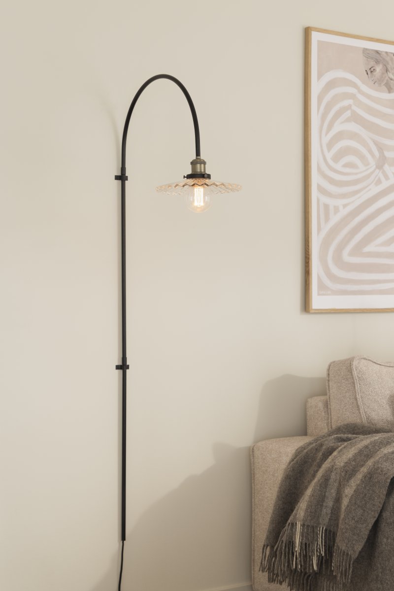 Cobbler 60cm Gennemsigtig/sort væglampe Fra Globen Lighting - Vægbeslaget har to metalbeslag og medfølgende skruer til montering på væggen, og hele lampen er justerbar i sideretningen.