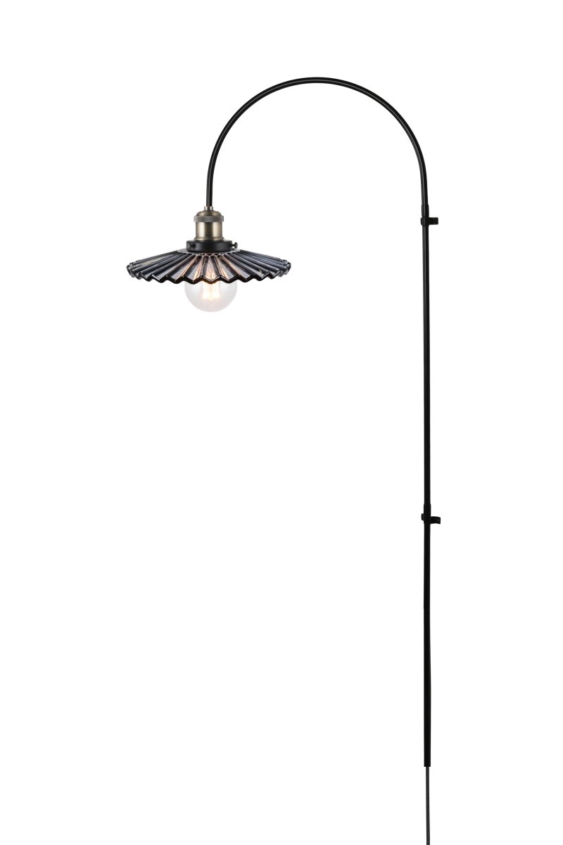 Cobbler 60cm Røg/sort væglampe Fra Globen Lighting - V&aelig;gbeslaget har to metalbeslag og medf&oslash;lgende skruer til montering p&aring; v&aelig;ggen, og hele lampen er justerbar i sideretningen.
