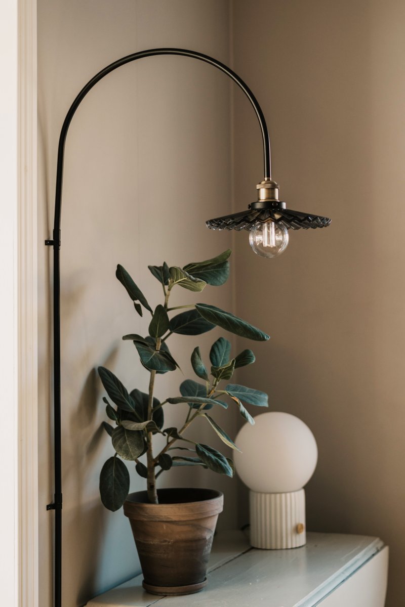 Cobbler 60cm Røg/sort væglampe Fra Globen Lighting - V&aelig;gbeslaget har to metalbeslag og medf&oslash;lgende skruer til montering p&aring; v&aelig;ggen, og hele lampen er justerbar i sideretningen.