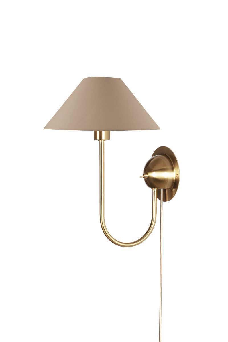 Iris 32cm Messing/brun væglampe Fra Globen Lighting - Den blødt buede arm er kombineret med en brun tekstilskærm, der skaber et varmt og klassisk udtryk.