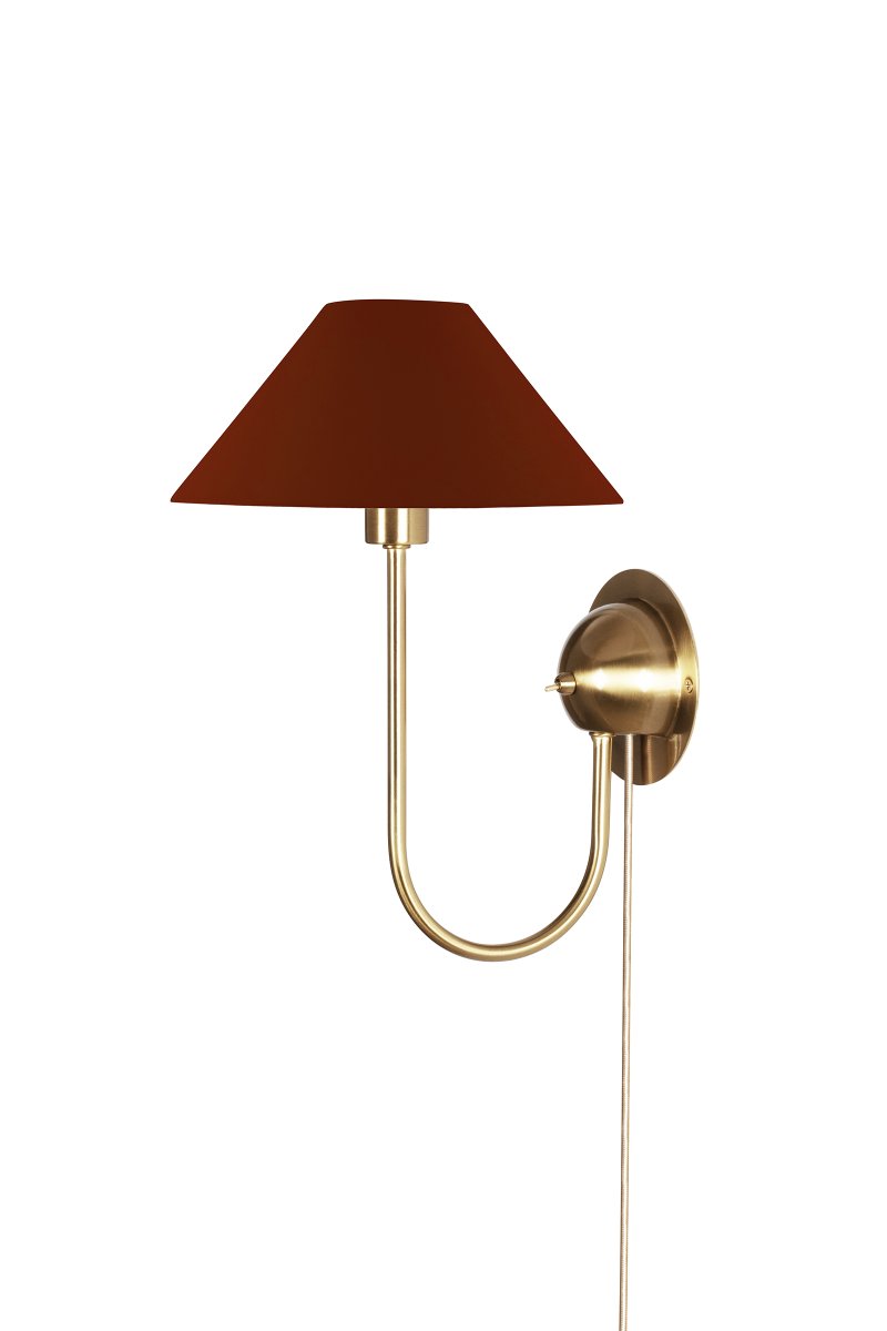 Iris 32cm Messing/bordeaux væglampe Fra Globen Lighting - Den blødt buede arm er kombineret med en bordeauxrød tekstilskærm, der skaber et varmt og klassisk udtryk.