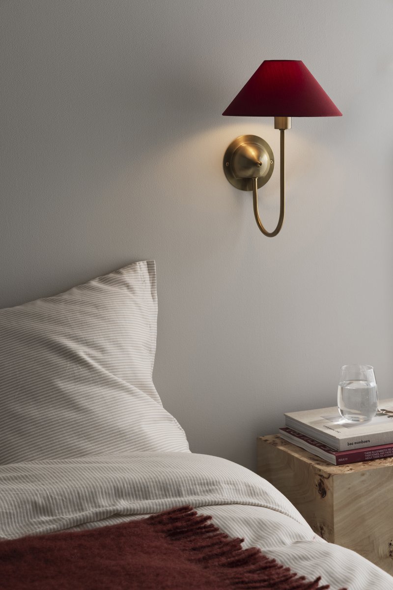 Iris 32cm Messing/bordeaux væglampe Fra Globen Lighting - Den blødt buede arm er kombineret med en bordeauxrød tekstilskærm, der skaber et varmt og klassisk udtryk.