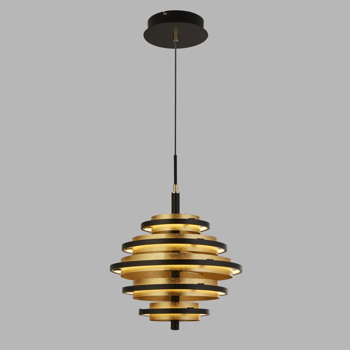 Hive Ø40 Mat sort loftslampe Fra Searchlight - Den smukt detaljerede Hive LED pendel med 5 lyspunkter har tre guldfarvede skiver med sorte kanter på; en matsort metalbund.