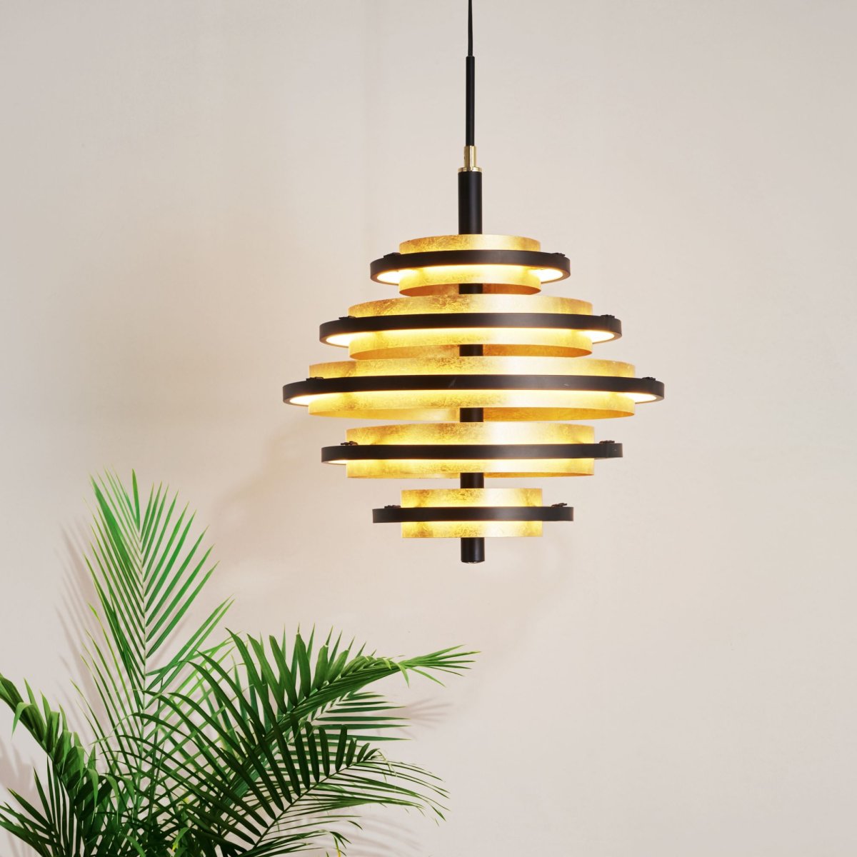 Hive Ø40 Mat sort loftslampe Fra Searchlight - Den smukt detaljerede Hive LED pendel med 5 lyspunkter har tre guldfarvede skiver med sorte kanter på; en matsort metalbund.