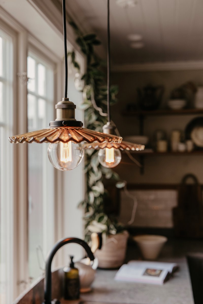 Cobbler Ø25 Brun loftslampe Fra Globen Lighting - Lampen har en 120 cm lang sort tekstilledning og en sort loftskop i plastik.