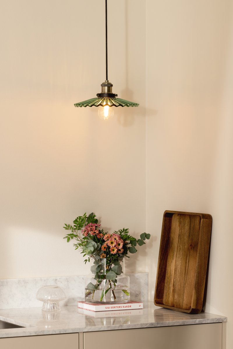 Cobbler Ø25 Grøn loftslampe Fra Globen Lighting - Lampen har en 120 cm lang sort tekstilledning og en sort loftskop i plastik.