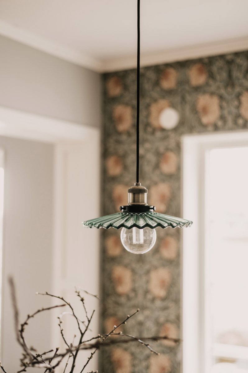 Cobbler Ø25 Grøn loftslampe Fra Globen Lighting - Lampen har en 120 cm lang sort tekstilledning og en sort loftskop i plastik.