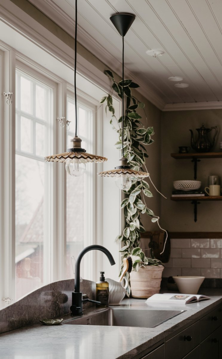 Cobbler Ø25 Brun loftslampe Fra Globen Lighting - Lampen har en 120 cm lang sort tekstilledning og en sort loftskop i plastik.