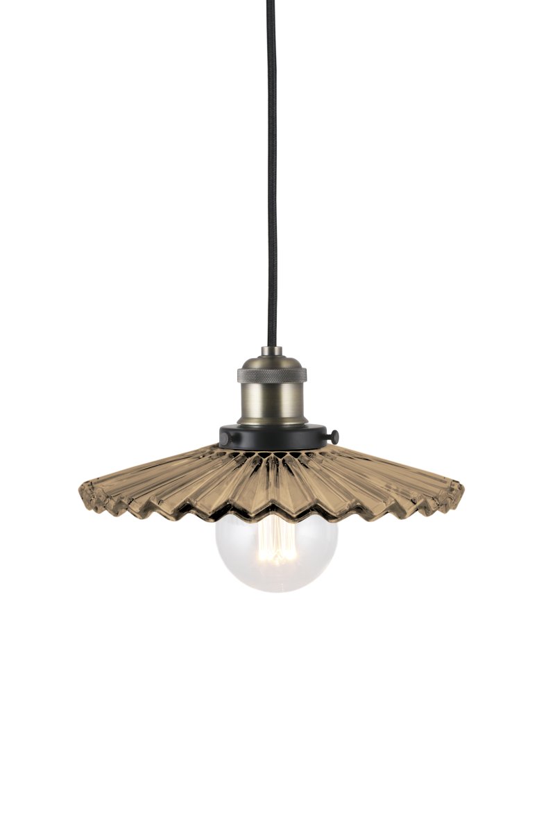 Cobbler Ø25 Brun loftslampe Fra Globen Lighting - Lampen har en 120 cm lang sort tekstilledning og en sort loftskop i plastik.