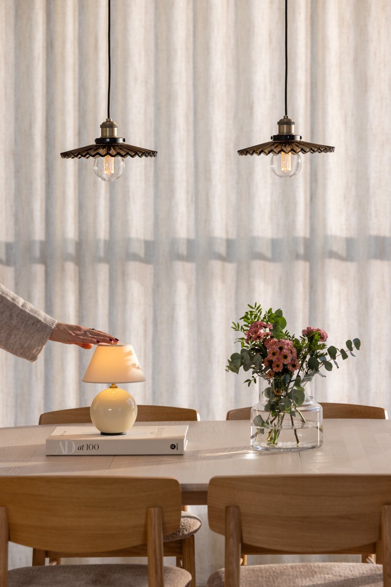 Cobbler Ø25 Brun loftslampe Fra Globen Lighting - Lampen har en 120 cm lang sort tekstilledning og en sort loftskop i plastik.