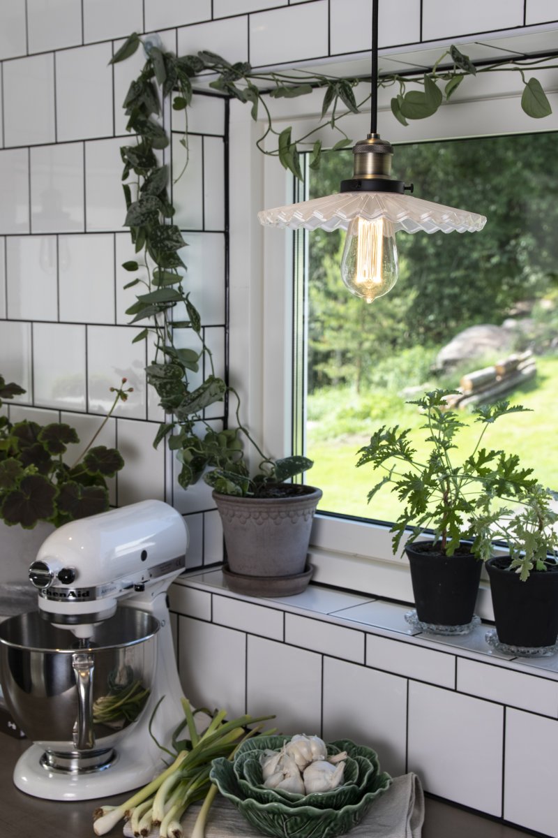 Cobbler Ø25 Hvid loftslampe Fra Globen Lighting - Lampen har en 120 cm lang sort tekstilledning og en sort loftskop i plastik.