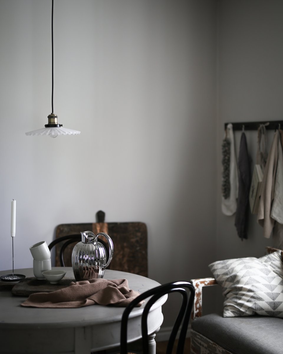 Cobbler Ø25 Hvid loftslampe Fra Globen Lighting - Lampen har en 120 cm lang sort tekstilledning og en sort loftskop i plastik.