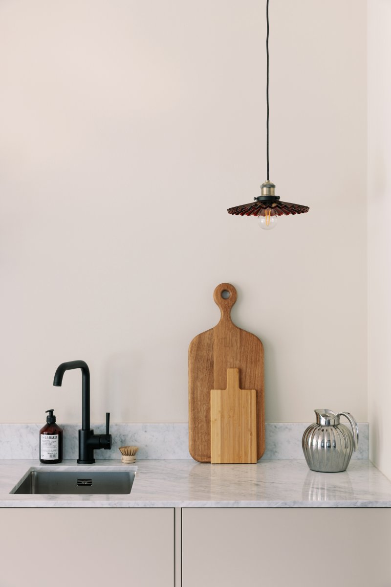 Cobbler Ø25 Bourgogne loftslampe Fra Globen Lighting - Lampen har en 120 cm lang sort tekstilledning og en sort loftskop i plastik.