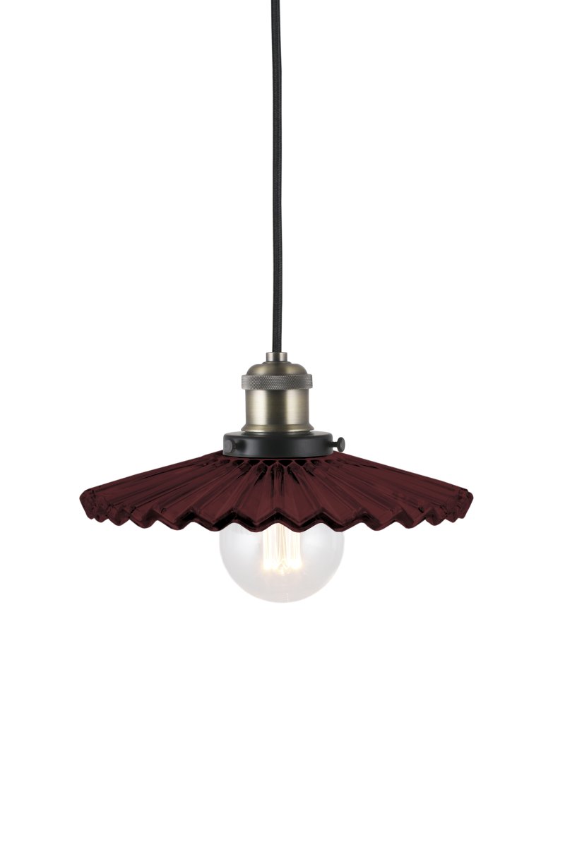 Cobbler Ø25 Bourgogne loftslampe Fra Globen Lighting - Lampen har en 120 cm lang sort tekstilledning og en sort loftskop i plastik.